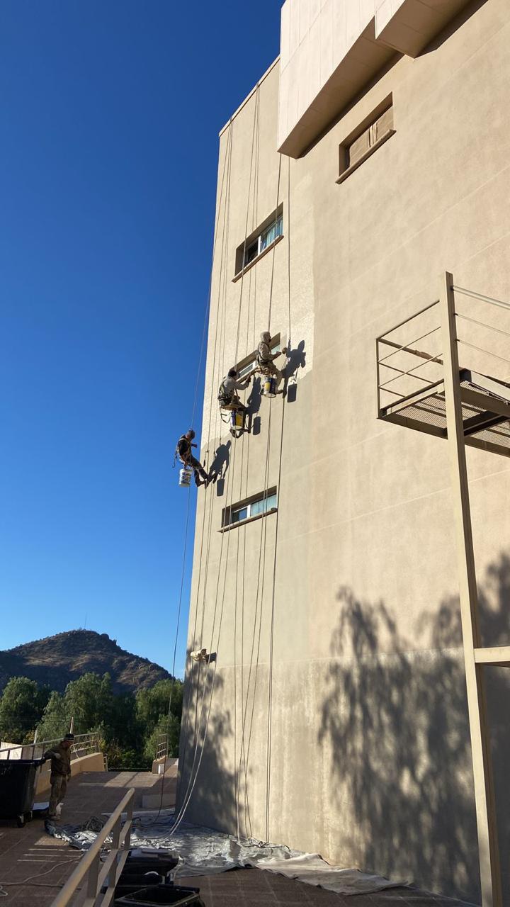 Trabajo de pintura en altura - Edificio industrial